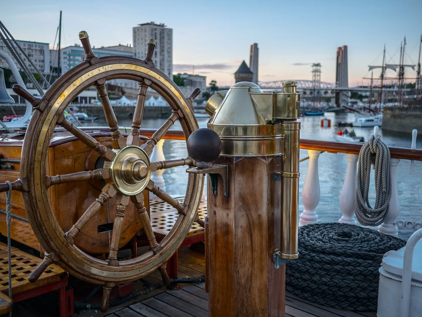 Barre du navire. Le Belem est amarré sur le quai du port de la ville.