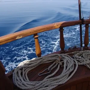 Cordes enroulées sur elles-mêmes à bord du navire le Belem.