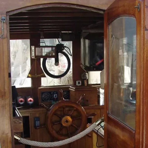 Photo de l'intérieur de la cabine du navire le Belem à quai.