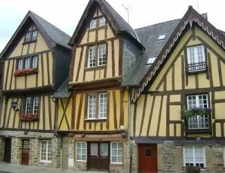 Photo des maisons à pan de bois ou à colombage situées sur la place du Marchix dans la ville de Fougères en Bretagne