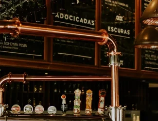 Photo des tireuses à bières du bar de la micro-brasserie irlandaise Hop'n'Craic située à Fougères en Bretagne