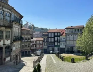 Photo de la rue vers la place du Marchix à Fougères, en Bretagne, menant vers la brasserie Hop'n'Craic