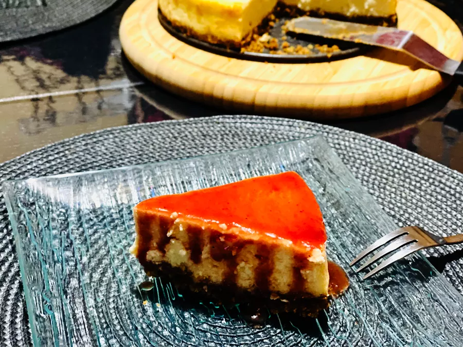 Une délicieuse recette de cheesecake new-yorkais avec un coulis de fraises ! Par Les pâtisseries de Su, pâtissière en Ille-et-vilaine.