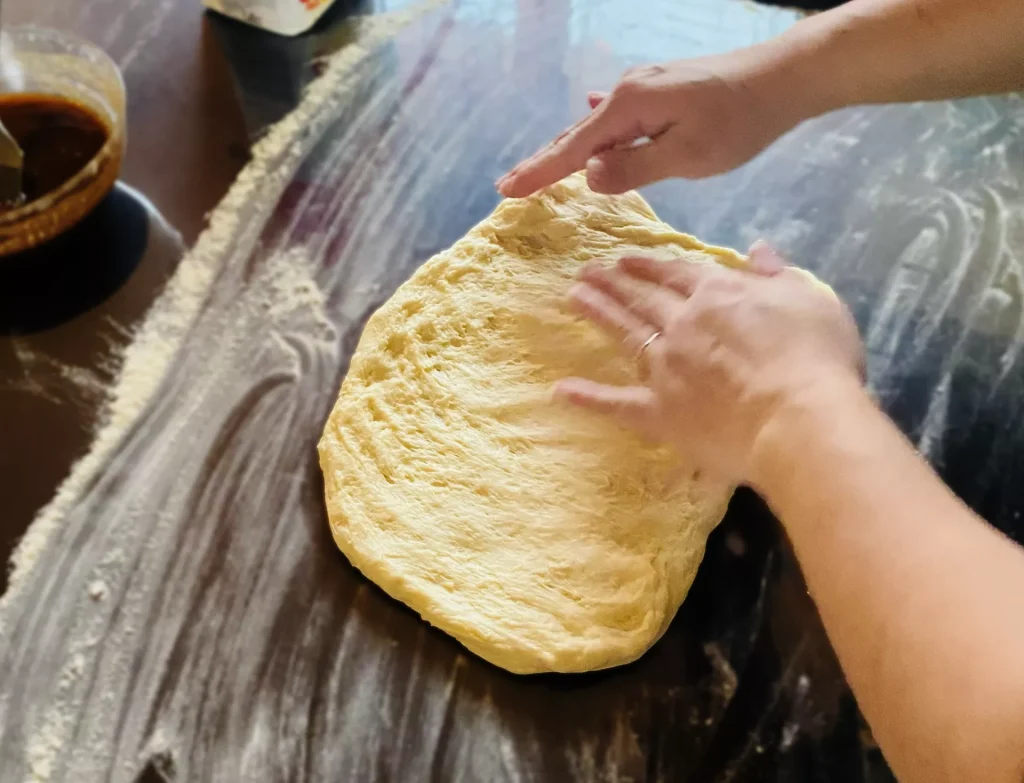 Préparation d'une recette de Cinnamon rolls par Les pâtisseries de Su. Pâtissière en ille-et-Vilaine.