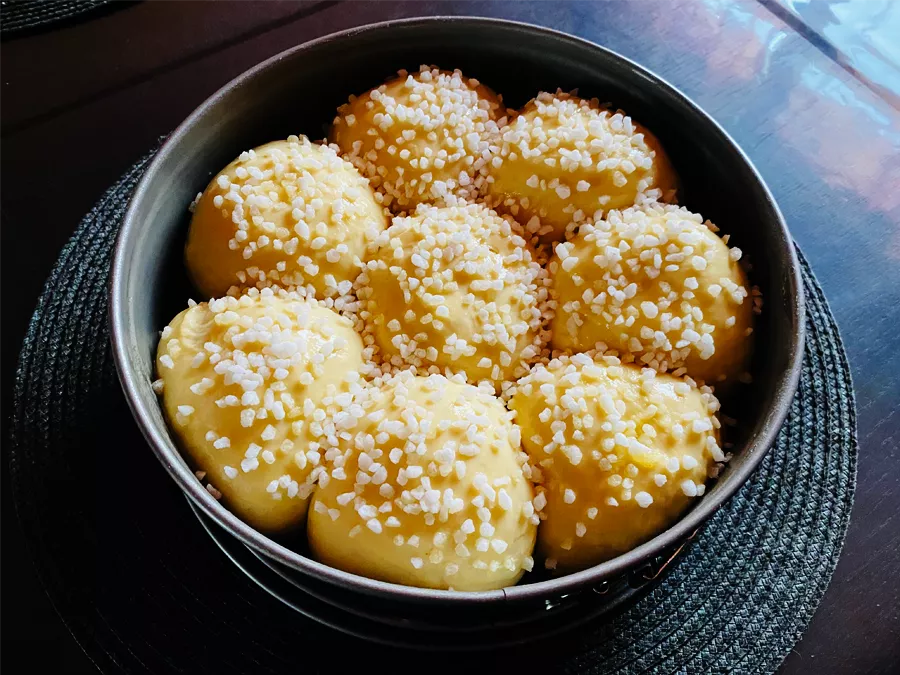Recette et astuce pour une brioche gonflée, légère et filante par Les pâtisseries de Su, pâtissière en Ille-et-vilaine.